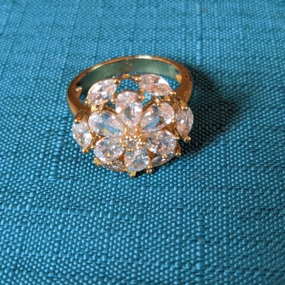 Gold tone ring with floral cz pattern size 9
